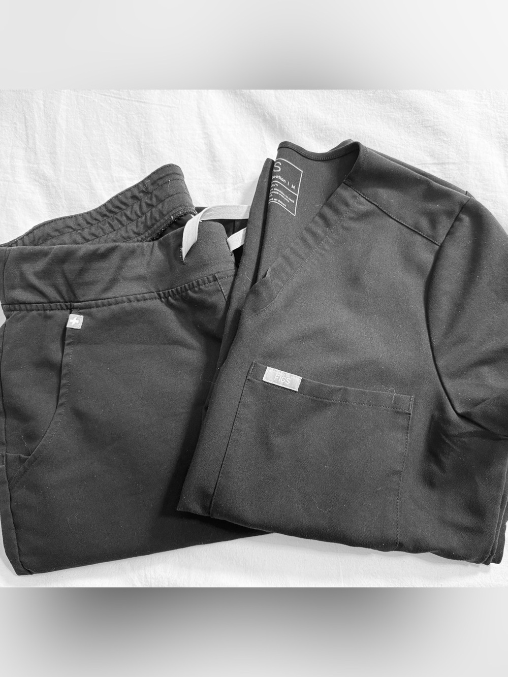 FIGS Women’s Black M Catarina Top, Zamora Jogger M/P Set